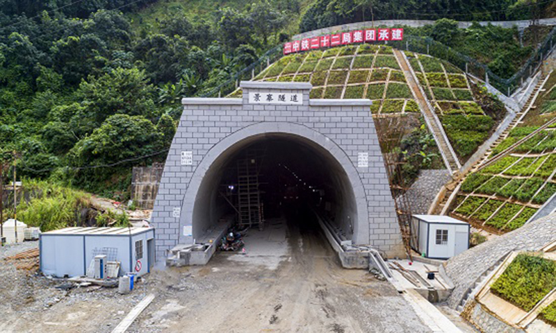 近日，隨著景寨隧道最后一塊整體道床板澆筑完成，標(biāo)志著中老鐵路全線無(wú)砟軌道板施工完成，為后續(xù)鋪軌貫通和年底通車運(yùn)營(yíng)創(chuàng)造了有利條件。