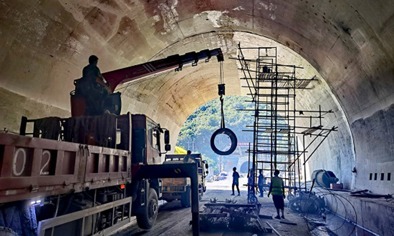 目前，中老鐵路路基、橋梁、隧道、四電工程已全部完成，靜態(tài)驗(yàn)收全面展開(kāi)，站房裝飾裝修已接近尾聲，正線鋪軌已完成97%，剩余20多公里，10月份將全線鋪通，進(jìn)入動(dòng)態(tài)驗(yàn)收和“試跑”。