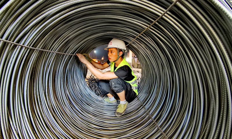 中老鐵路北起云南省昆明市，向南經(jīng)玉溪市、普洱市、西雙版納傣族自治州、中老邊境口岸磨憨，至老撾首都萬(wàn)象，全長(zhǎng)1000余公里。今年底建成通車后，從云南昆明至景洪僅需3個(gè)多小時(shí)，至老撾萬(wàn)象有望實(shí)現(xiàn)直達(dá)運(yùn)輸、當(dāng)日通達(dá)。