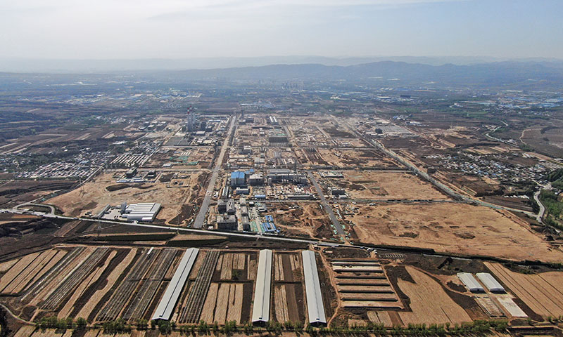 4月22日，在第52個(gè)世界地球日來(lái)臨之際，中國(guó)能建山西電建快速推進(jìn)山西合成生物產(chǎn)業(yè)生態(tài)園園區(qū)供電工程EPC總承包項(xiàng)目建設(shè)。