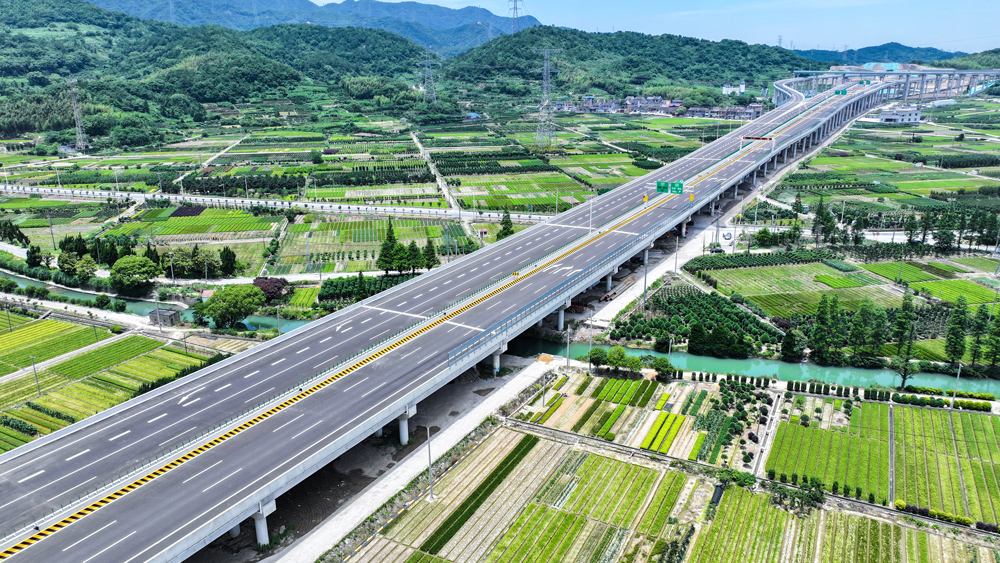 近日，浙江寧波舟山港六橫公路大橋一期工程建成通車。該工程線路全長29.6公里，采用雙向六車道高速公路標準建設，設計時速100公里。中交集團旗下中交路建承建標段全長約6.3公里，其控制性工程梅山灣大橋為國內首座鞍座式曲線混凝土梁雙塔雙索面跨海斜拉橋。